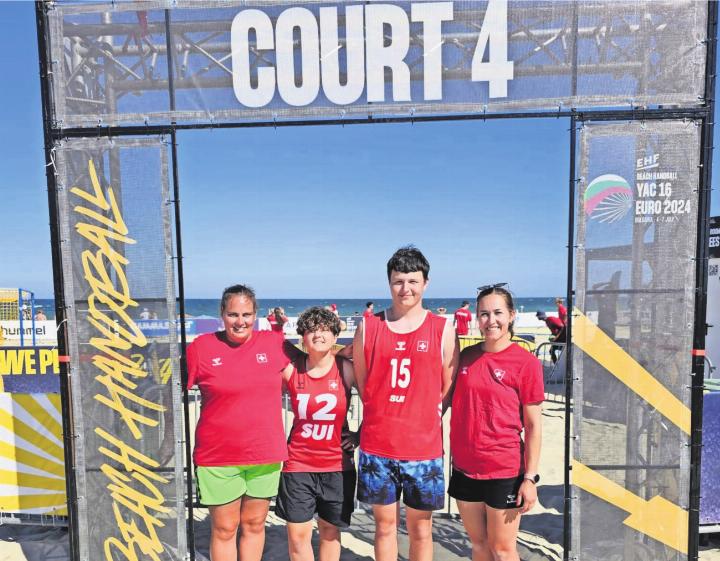 Die Freiämter an der U16-Europameisterschaft der Mädchen und Jungs: Manuela Strebel (Assistentin U16-Junioren), Jennifer Tobler und Alexander Fleischlin (beide vom HC Mutschellen) und Francine Biffiger (Assistentin U16-Juniorinnen).