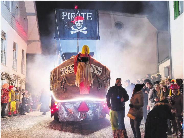 Es ist immer wieder ein besonderes Erlebnis, wenn sich die grossen Fasnachtswagen durch die engen Strassen schlängeln. In zwei Wochen ist es in Hägglingen wieder so weit. Bild: Archiv Es ist immer wieder ein besonderes Erlebnis, wenn sich die grossen Fasnachtswagen durch die engen Strassen schlängeln. In zwei Wochen ist es in Hägglingen wieder so weit. Bild: Archiv