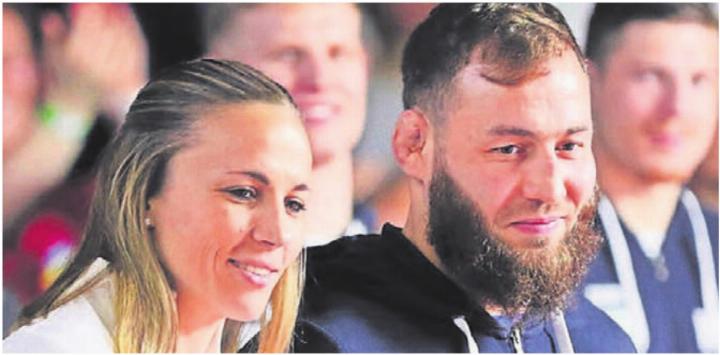 Final in Willisau vor einem Jahr. Nadine Pietschmann ehrt Magomed Ayshkanov zum Kämpfer des Abends. Bild: Archiv