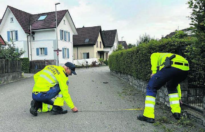Der Mercedes kam von der Strasse ab und prallte in das Haus (Bildmitte).