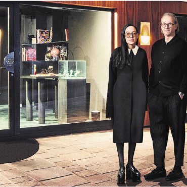 Wie im Märchenschloss - In der Innenarchitektur-Szene gelten Tanja Fischbach und ihr Mann Christoph Aberegg als Koryphäen. Hier vor ihrem Büro in Zufikon (mit den Katzen im Hintergrund). Bild: Axel Linge
