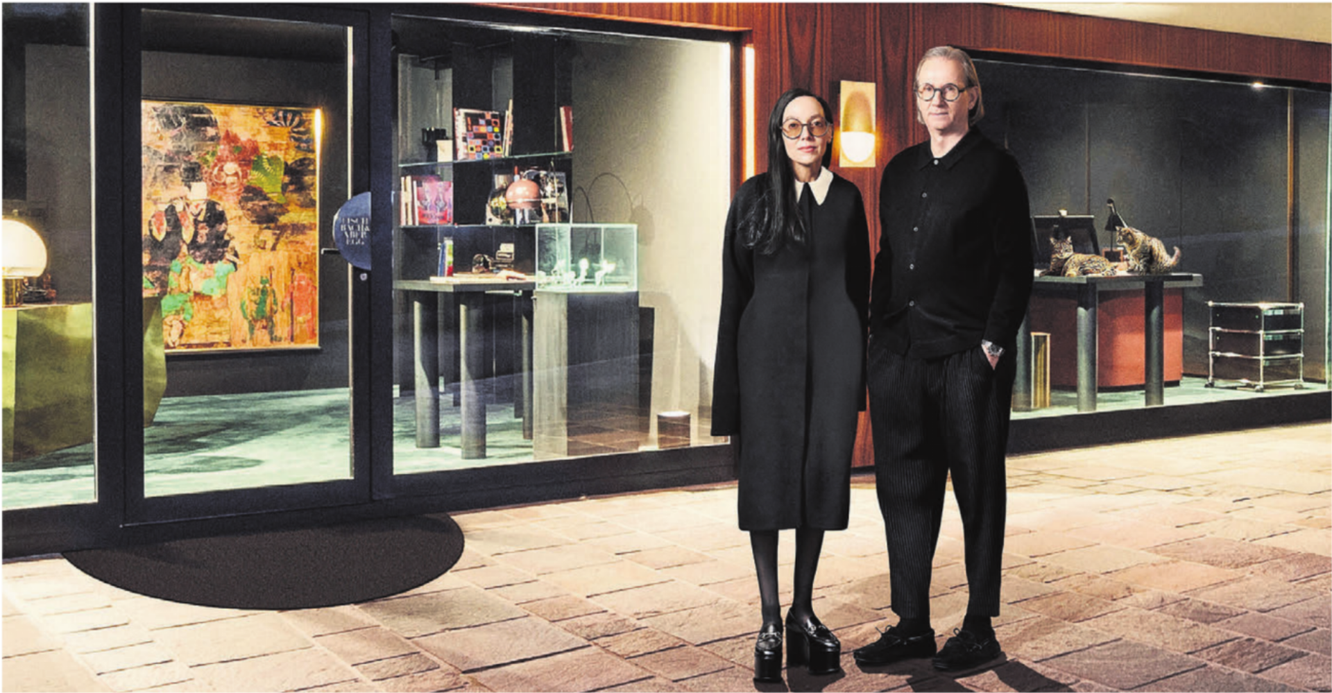 In der Innenarchitektur-Szene gelten Tanja Fischbach und ihr Mann Christoph Aberegg als Koryphäen. Hier vor ihrem Büro in Zufikon (mit den Katzen im Hintergrund). Bild: Axel Linge - Das Bild wird blockiert. – Möglicherweise durch einen aktiven Adblocker.