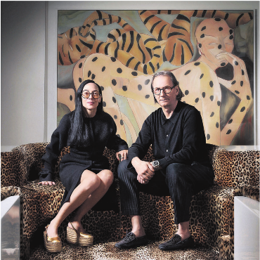 Wie im Märchenschloss - Natürlich auch stilvoll eingerichtet: Tanja Fischbach und ihr Mann Christoph Aberegg in ihrem Zuhause in Zufikon. Bild: Alex Linge