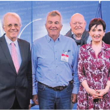 Weiterbildung auf höchster Stufe - Richter Andreas Zünd und Ständerätin Marianne Binder (in der Mitte mit Organisator Ruedi Donat) mit den Gästen aus Wohlen. Bild: zg