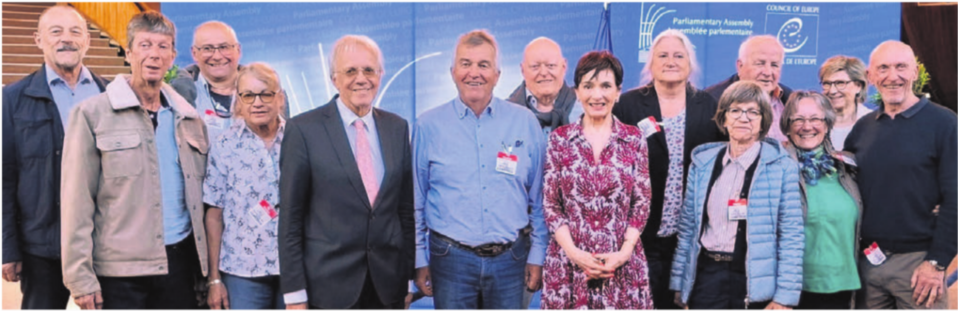 Richter Andreas Zünd und Ständerätin Marianne Binder (in der Mitte mit Organisator Ruedi Donat) mit den Gästen aus Wohlen. Bild: zg - Das Bild wird blockiert. – Möglicherweise durch einen aktiven Adblocker.