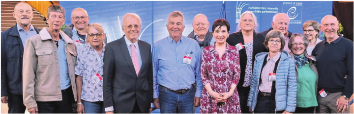 Richter Andreas Zünd und Ständerätin Marianne Binder (in der Mitte mit Organisator Ruedi Donat) mit den Gästen aus Wohlen. Bild: zg