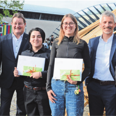 Ganz viel Frauenpower - Lauter glückliche Gesichter (von links): Gilles Bärtschi (Anerkennungspreis), Elmina Brenoli (2. Rang), Max Knoblauch (Präsident Rotary Freiamt), Gabriel Cerqua (3. Rang), Celine Melloni (1. Rang), Matthias Angst (Rektor Kantonsschule) und Angelina Franjic (Anerkennungspreis). Bilder: Chregi Hansen