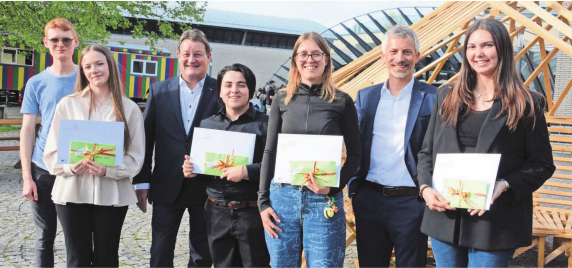Lauter glückliche Gesichter (von links): Gilles Bärtschi (Anerkennungspreis), Elmina Brenoli (2. Rang), Max Knoblauch (Präsident Rotary Freiamt), Jasmine Cerqua (3. Rang), Celine Melloni (1. Rang), Matthias Angst (Rektor Kantonsschule) und Angelina Franjic (Anerkennungspreis). Bilder: Chregi Hansen - Das Bild wird blockiert. – Möglicherweise durch einen aktiven Adblocker.