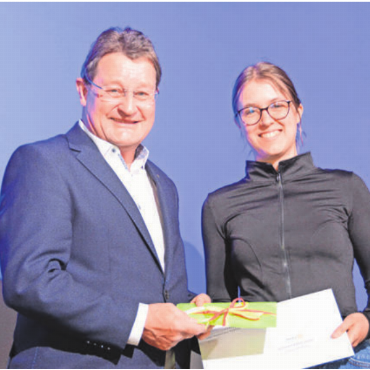 Ganz viel Frauenpower - Zum 20. Mal zeichnete Rotary Freiamt die besten Maturarbeiten aus. Präsident Max Knoblauch übergibt das Siegercouvert an Celine Melloni.