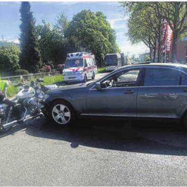 Rettungswagen im Einsatz - An beiden Fahrzeugen entstand Sachschaden. Bild: pd