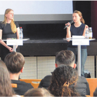 Die USA und Israel sanktionieren? - Jugendrat-Co-Präsident Lars Gutknecht (links) musste als Moderator nur wenig eingreifen, wenn unter anderem Jacqueline Wick (Junge Mitte, 2. v. l.), Eleah Paetsch (Jungfreisinnige) und Jeremy Hochuli (Junge SVP) miteinander diskutierten. Bilder: Roger Wetli