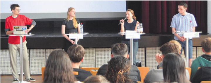 Jugendrat-Co-Präsident Lars Gutknecht (links) musste als Moderator nur wenig eingreifen, wenn unter anderem Jacqueline Wick (Junge Mitte, 2. v. l.), Eleah Paetsch (Jungfreisinnige) und Jeremy Hochuli (Junge SVP) miteinander diskutierten. Bilder: Roger Wetli