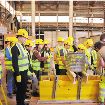Für jeden etwas dabei - Wie aus Steinen zwei Sitzbänke aus Beton werden, lässt die Schüler staunen.