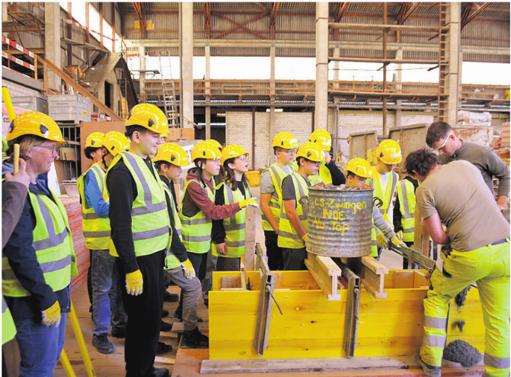 Wie aus Steinen zwei Sitzbänke aus Beton werden, lässt die Schüler staunen.