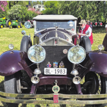 Ein 105-Jähriger fährt vor - Der Rolls Royce aus dem Jahr 1921 zog viele Blicke auf sich. Bild: zg