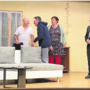 Wirbel auf dem Bauernhof - Wer hat die Hosen an auf dem Hof in Guggenbühl? Für gute Unterhaltung ist bei den Aufführungen jedenfalls gesorgt. Bild: zg
