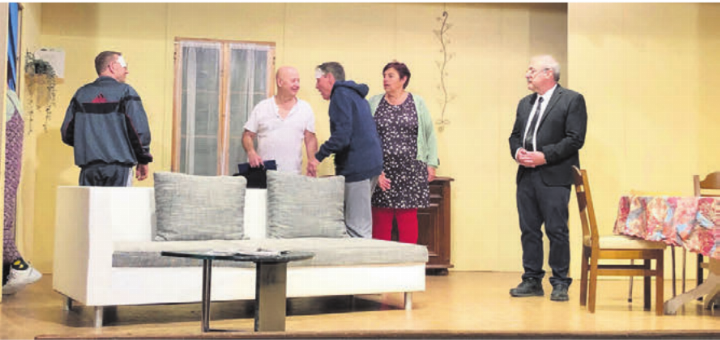 Wer hat die Hosen an auf dem Hof in Guggenbühl? Für gute Unterhaltung ist bei den Aufführungen jedenfalls gesorgt. Bild: zg