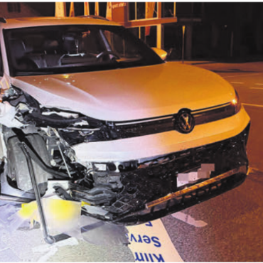Am Steuer eingeschlafen - Das Auto des Unfallverursachers wurde durch die Kollisionen stark beschädigt. Bild: pz