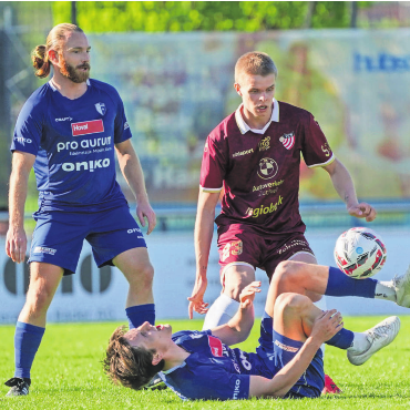Unbedingt aufstehen - Der FC Wohlen (links Michael Weber, am Boden Javi Gabathuler) benötigt eine Leistungssteigerung gegen Delémont. Bild: Andy Müller