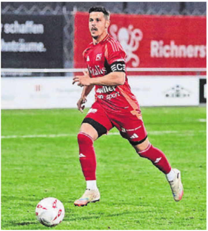 Der FC Muri und Captain Simone Parente könnten den 1. Platz erstürmen. Bild: jl