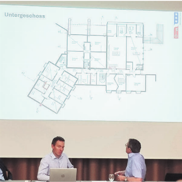 Die gute Struktur erhalten - Architekt Jan Humbert (rechts) zeigte auf, welche Sanierungsmassnahmen geplant sind. Bild. Verena Anna Wigger