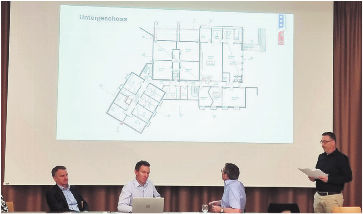 Architekt Jan Humbert (rechts) zeigte auf, welche Sanierungsmassnahmen geplant sind. Bild. Verena Anna Wigger