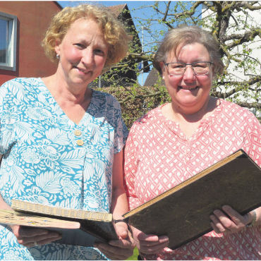 Mit buntem Ideen-Strauss - Der Blick in die Geschichtsbücher gehört bei einem solch speziellen Jubiläum dazu. Irene Steinhauer (links) und Monika Haller wollen den Fokus aber auf die Zukunft legen – auf die nächsten, mit vielen Anlässen gefüllten Monate. Bild: Annemarie Keusch