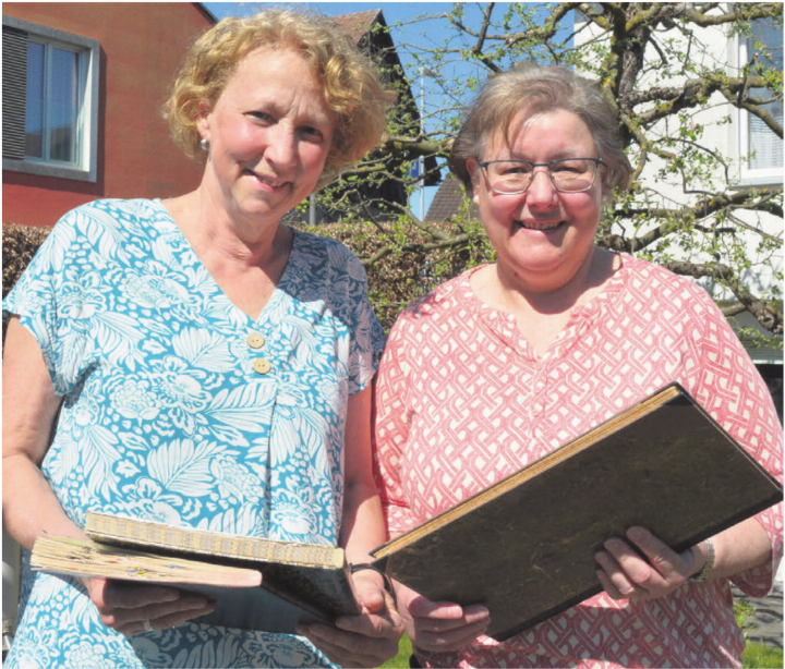 Der Blick in die Geschichtsbücher gehört bei einem solch speziellen Jubiläum dazu. Irene Steinhauer (links) und Monika Haller wollen den Fokus aber auf die Zukunft legen – auf die nächsten, mit vielen Anlässen gefüllten Monate. Bild: Annemarie Keusch