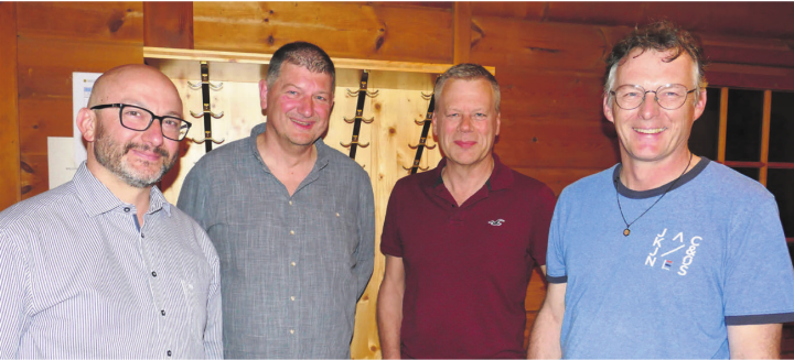 Die Protagonisten am Polit-Apéro: (v. l.) Giovanni Romeo (Geschäftsleiter IBW Technik AG), Mario Räber (Gemeindeammann), Peter Ammann (Gemeinderat) und Thomas Lang (Gemeinderat). Bild: Richard Gähwiler