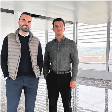Netzwerken auf höchster Etage - Denis Racis (links) und Olivier Richner im Lokal des «The Upper Floor». Bild: Stefan Sprenger