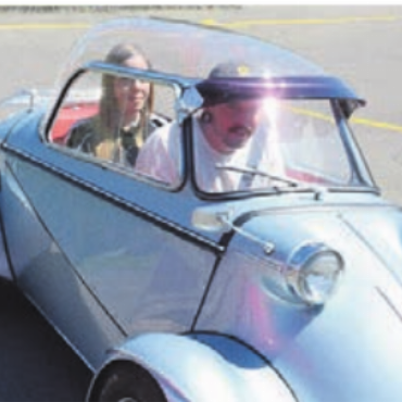 Kleine Flitzer – ganz gross - Viel Platz bleibt nicht. Trotzdem ist die Liebe gross zu den Microcars.    Bild: chh