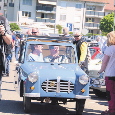 Kleine Flitzer – ganz gross - Bei der Ankunft in Meisterschwanden sorgen die Microcars bei vielen für einen Jöh-Effekt. Mit einem solchen Wagen fällt man eben auf. Bilder: Chregi Hansen / Simon Huwiler (2)