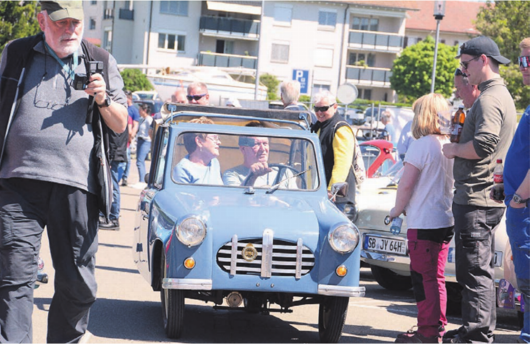 Bei der Ankunft in Meisterschwanden sorgen die Microcars bei vielen für einen Jöh-Effekt. Mit einem solchen Wagen fällt man eben auf. Bilder: Chregi Hansen / Simon Huwiler (2) Bei der Ankunft in Meisterschwanden sorgen die Microcars bei vielen für einen Jöh-Effekt. Mit einem solchen Wagen fällt man eben auf. Bilder: Chregi Hansen / Simon Huwiler (2)