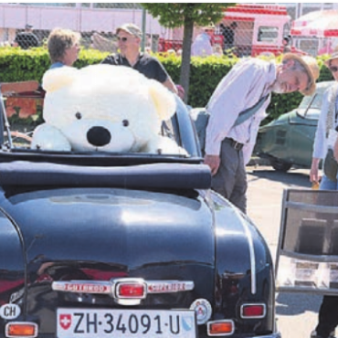 Kleine Flitzer – ganz gross - Trotz der engen Platzverhältnisse, der grosse Teddy muss mit zum Treffen.