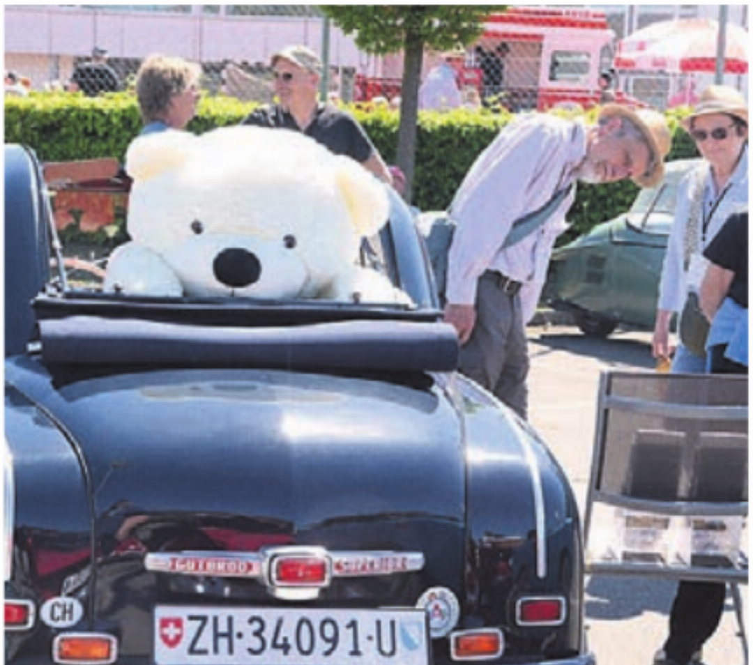 Trotz der engen Platzverhältnisse, der grosse Teddy muss mit zum Treffen. Trotz der engen Platzverhältnisse, der grosse Teddy muss mit zum Treffen.