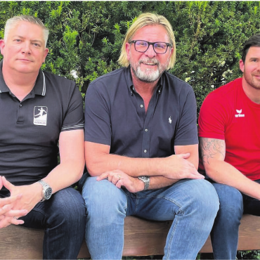 Gemeinsam vorwärts - Pitsch Müller (links) und Andreas Stierli (rechts) haben die SG Wohlen Mutschellen in die Wege geleitet, die jetzt den Aufstieg in die 1. Liga feiern konnte. Trainer Alex Milosevic (Mitte) sagt: «Die Spieler und ich haben am Ende ‹nur ausgeführt›.» Bild: Archiv/jl