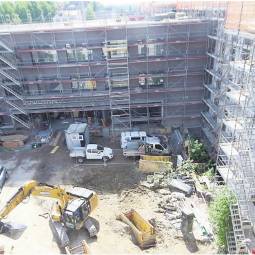 Wie gewünscht auf Kurs - Pünktlich zum Schuljahresstart im August bereit: Die Grossbaustelle des Schulzentrums Halde mit der Erweiterung und Modernisierung der Bezirksschule kommt sehr gut voran.    Bild: pd
