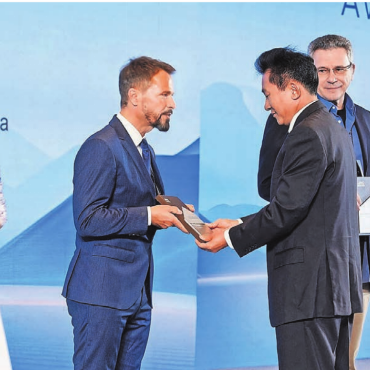 Ehre und besondere Bestätigung - Die feierliche Preisübergabe: Roger Kunz, VR-Präsident und Inhaber der JAC Schweiz AG mit Sitz in Wohlen, darf den Award übernehmen.   Bild: pd