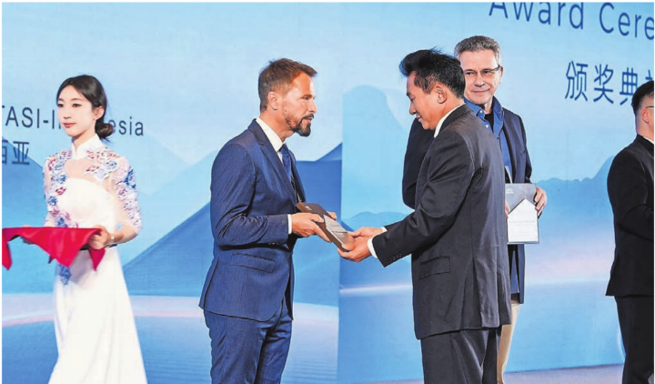 Die feierliche Preisübergabe: Roger Kunz, VR-Präsident und Inhaber der JAC Schweiz AG mit Sitz in Wohlen, darf den Award übernehmen.   Bild: pd