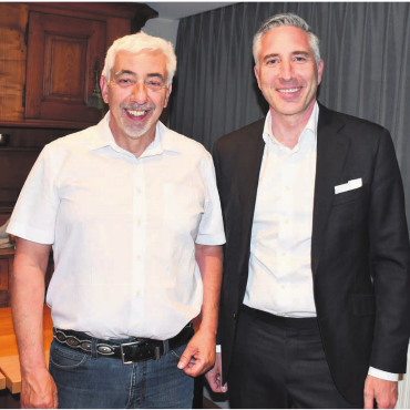 Er will Wohlen besser machen - Präsidentenwechsel bei der SVP: Roland Büchi (links) tritt ab, Johnny Nicoll übernimmt das Zepter. Bild: Daniel Marti