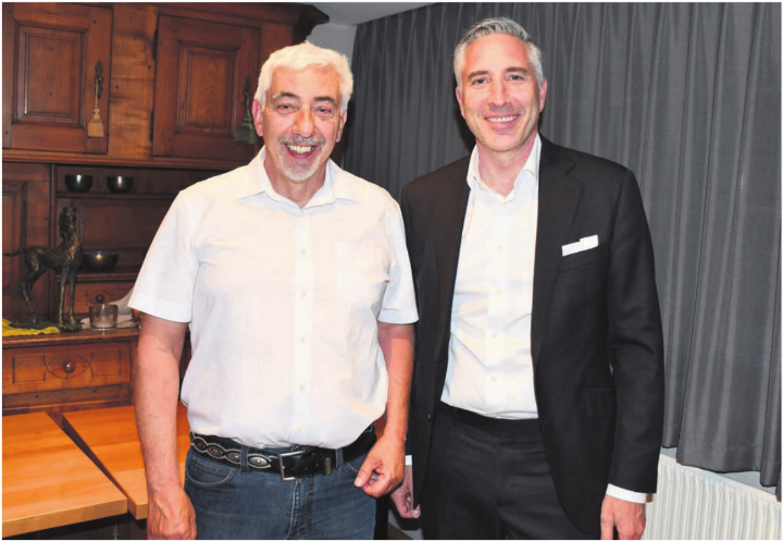 Präsidentenwechsel bei der SVP: Roland Büchi (links) tritt ab, Johnny Nicoll übernimmt das Zepter. Bild: Daniel Marti Präsidentenwechsel bei der SVP: Roland Büchi (links) tritt ab, Johnny Nicoll übernimmt das Zepter. Bild: Daniel Marti