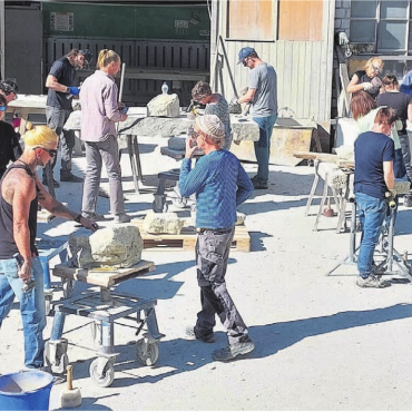 Eigenes Vogelbecken kreiert - Mit grosser Motivation machten sich die Teilnehmer und Teilnehmerinnen an die für sie ungewohnte Arbeit im Steinbruch.    Bild: zg