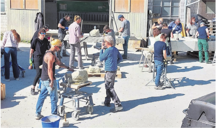 Mit grosser Motivation machten sich die Teilnehmer und Teilnehmerinnen an die für sie ungewohnte Arbeit im Steinbruch.    Bild: zg