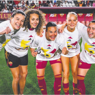 «Ein Traum» - Alayah Pilgrim (Zweite von links) feiert am Sonntagabend mit ihren Teamkolleginnen der AS Rom Frauen den Meistertitel in der italienischen Serie A.