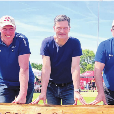 Weg aus dem Schatten - Setzen sich für das Nationalturnen ein (von links): Dani Schmid, Technischer Leiter des Aargauer und Eidgenössischen Nationalturnverbands, SRF-Kommentator Stefan Hofmänner und Jakob Frischknecht, Präsident des Eidgenössischen Nationalturnverbands.    Bilder: Josip Lasic