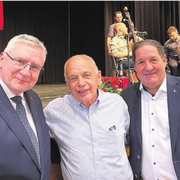 Für die Werte einstehen - Freuen sich über eine einmal mehr erfolgreiche Maitagung: (v. l.) Nationalrat Andreas Glarner, Alt-Bundesrat Ueli Maurer und Grossrat Mario Gradwohl, Initiant des mittlerweile grössten Politanlasses im Aargau.