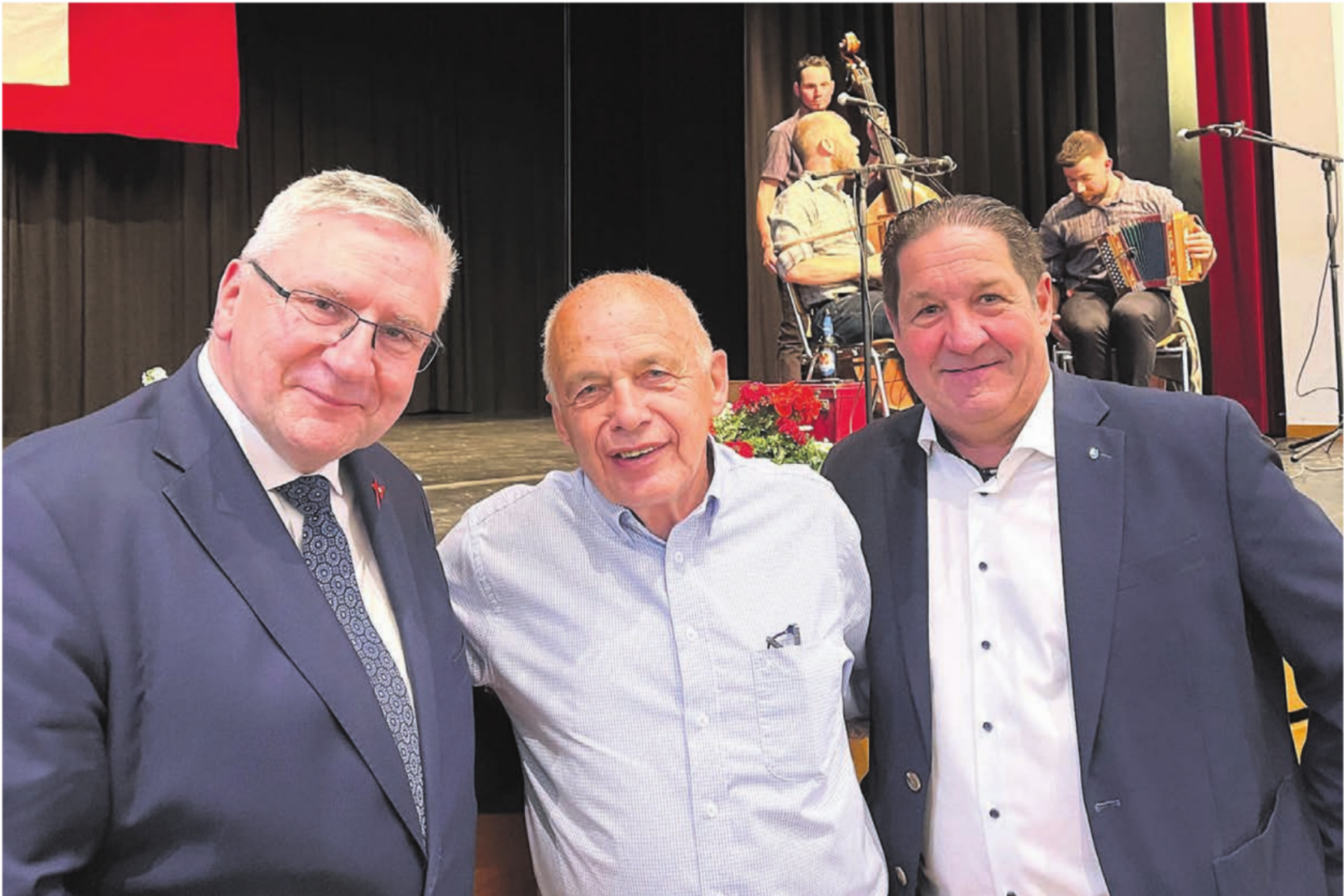 Freuen sich über eine einmal mehr erfolgreiche Maitagung: (v. l.) Nationalrat Andreas Glarner, Alt-Bundesrat Ueli Maurer und Grossrat Mario Gradwohl, Initiant des mittlerweile grössten Politanlasses im Aargau. - Das Bild wird blockiert. – Möglicherweise durch einen aktiven Adblocker.