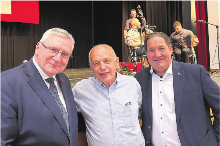 Freuen sich über eine einmal mehr erfolgreiche Maitagung: (v. l.) Nationalrat Andreas Glarner, Alt-Bundesrat Ueli Maurer und Grossrat Mario Gradwohl, Initiant des mittlerweile grössten Politanlasses im Aargau. Freuen sich über eine einmal mehr erfolgreiche Maitagung: (v. l.) Nationalrat Andreas Glarner, Alt-Bundesrat Ueli Maurer und Grossrat Mario Gradwohl, Initiant des mittlerweile grössten Politanlasses im Aargau.