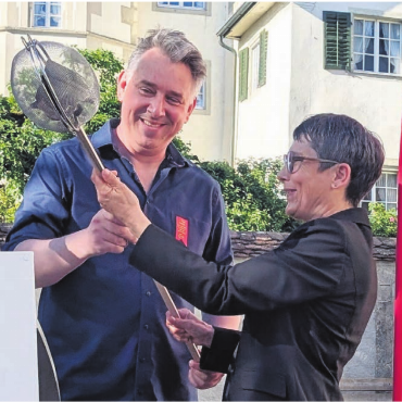 «Ohne Hellebarde und Trumpismus» - Kreatives Geschenk: Stefan Dietrich übergibt Gastrednerin Colette Basler einen «Popcorn-Chnebel». Bilder: Marco Huwyler