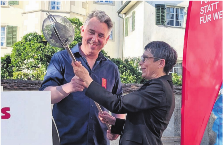 Kreatives Geschenk: Stefan Dietrich übergibt Gastrednerin Colette Basler einen «Popcorn-Chnebel». Bilder: Marco Huwyler Kreatives Geschenk: Stefan Dietrich übergibt Gastrednerin Colette Basler einen «Popcorn-Chnebel». Bilder: Marco Huwyler
